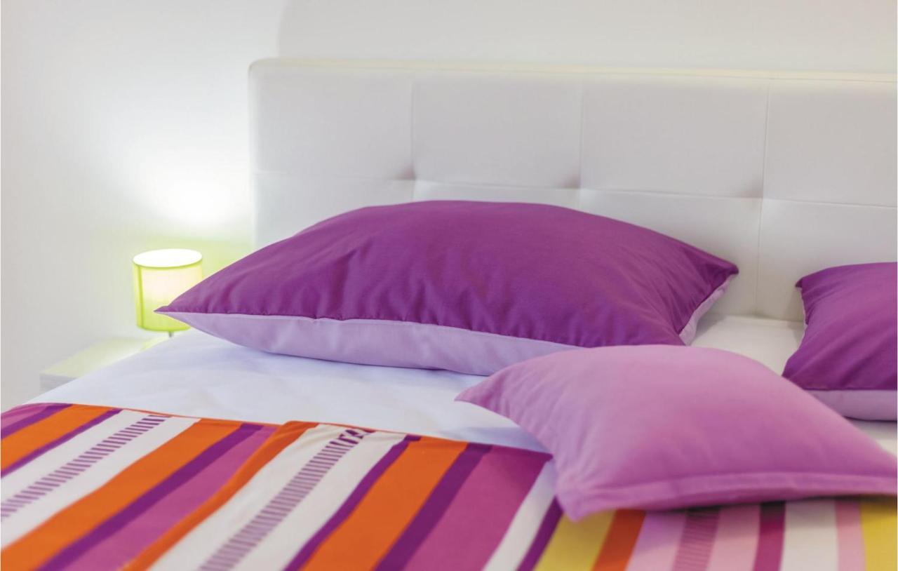 Lovely Apartment In Kastel Stafilic With Jacuzzi Kaštela Екстериор снимка