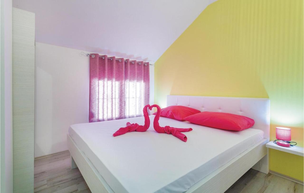 Lovely Apartment In Kastel Stafilic With Jacuzzi Kaštela Екстериор снимка