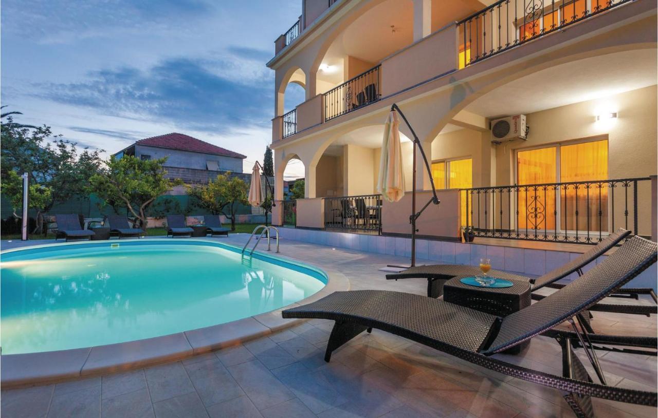 Lovely Apartment In Kastel Stafilic With Jacuzzi Kaštela Екстериор снимка