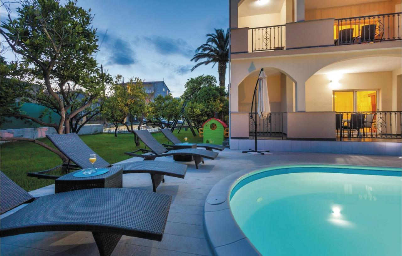 Lovely Apartment In Kastel Stafilic With Jacuzzi Kaštela Екстериор снимка
