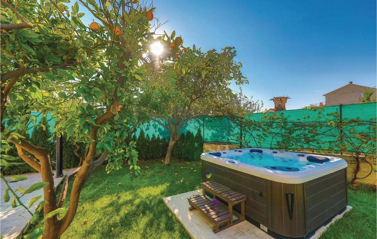 Lovely Apartment In Kastel Stafilic With Jacuzzi Kaštela Екстериор снимка