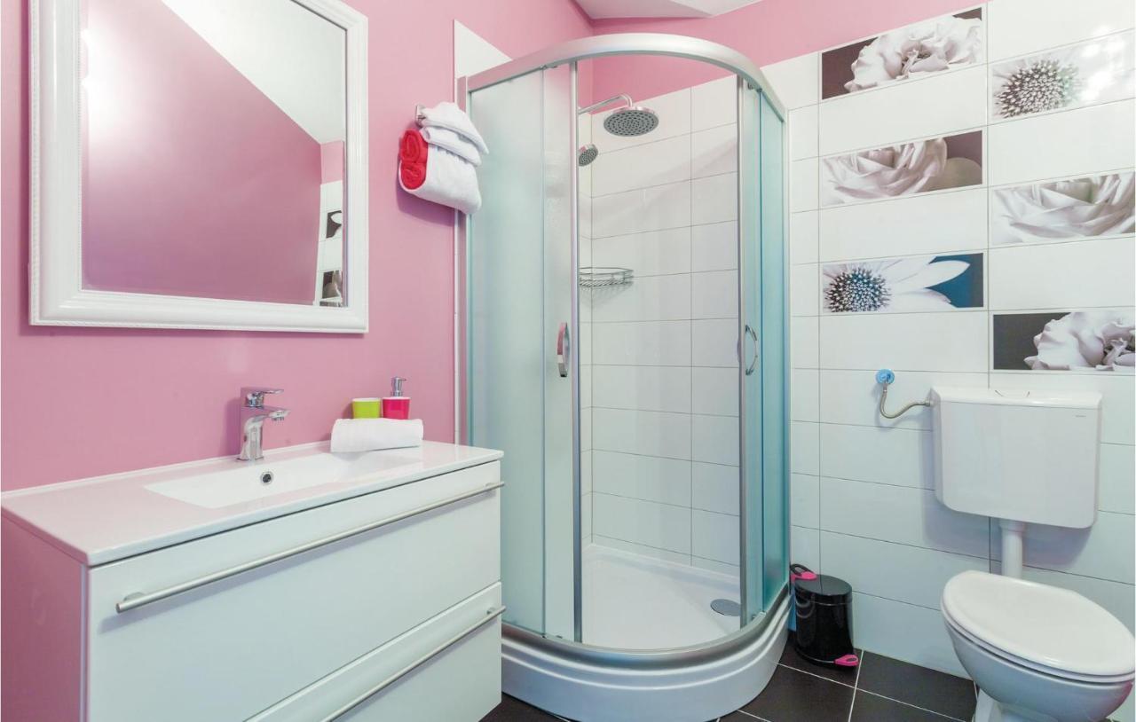 Lovely Apartment In Kastel Stafilic With Jacuzzi Kaštela Екстериор снимка