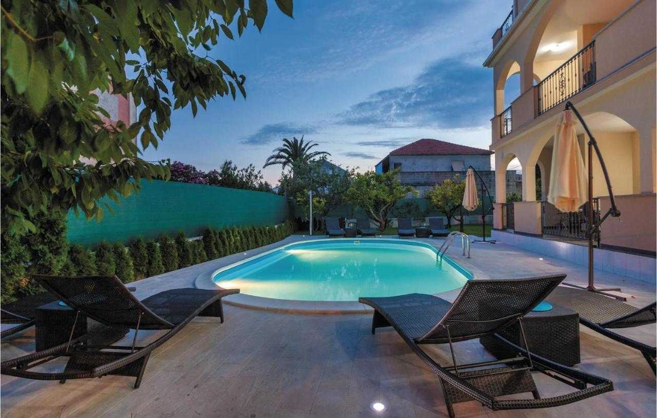 Lovely Apartment In Kastel Stafilic With Jacuzzi Kaštela Екстериор снимка