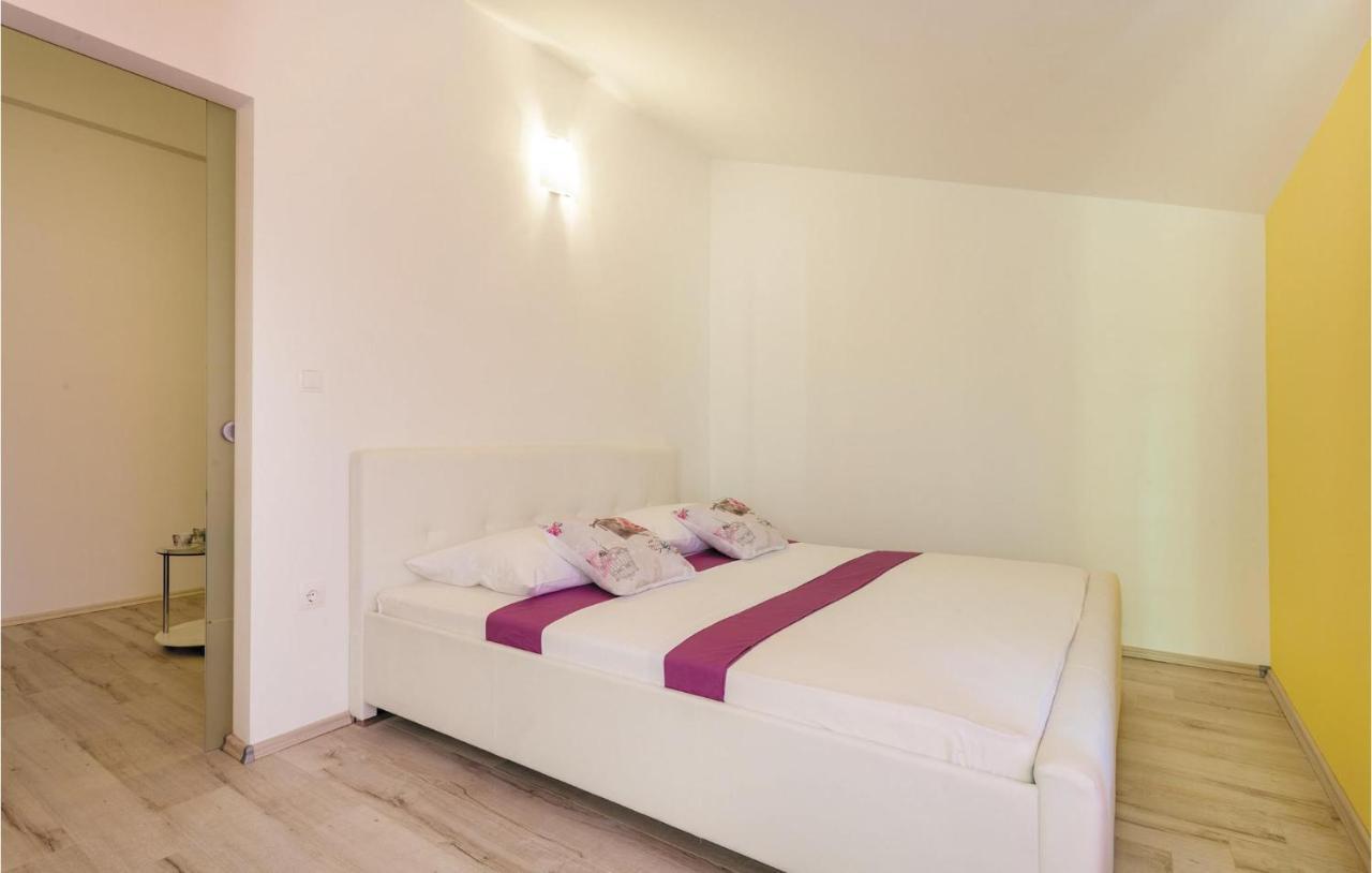 Lovely Apartment In Kastel Stafilic With Jacuzzi Kaštela Екстериор снимка