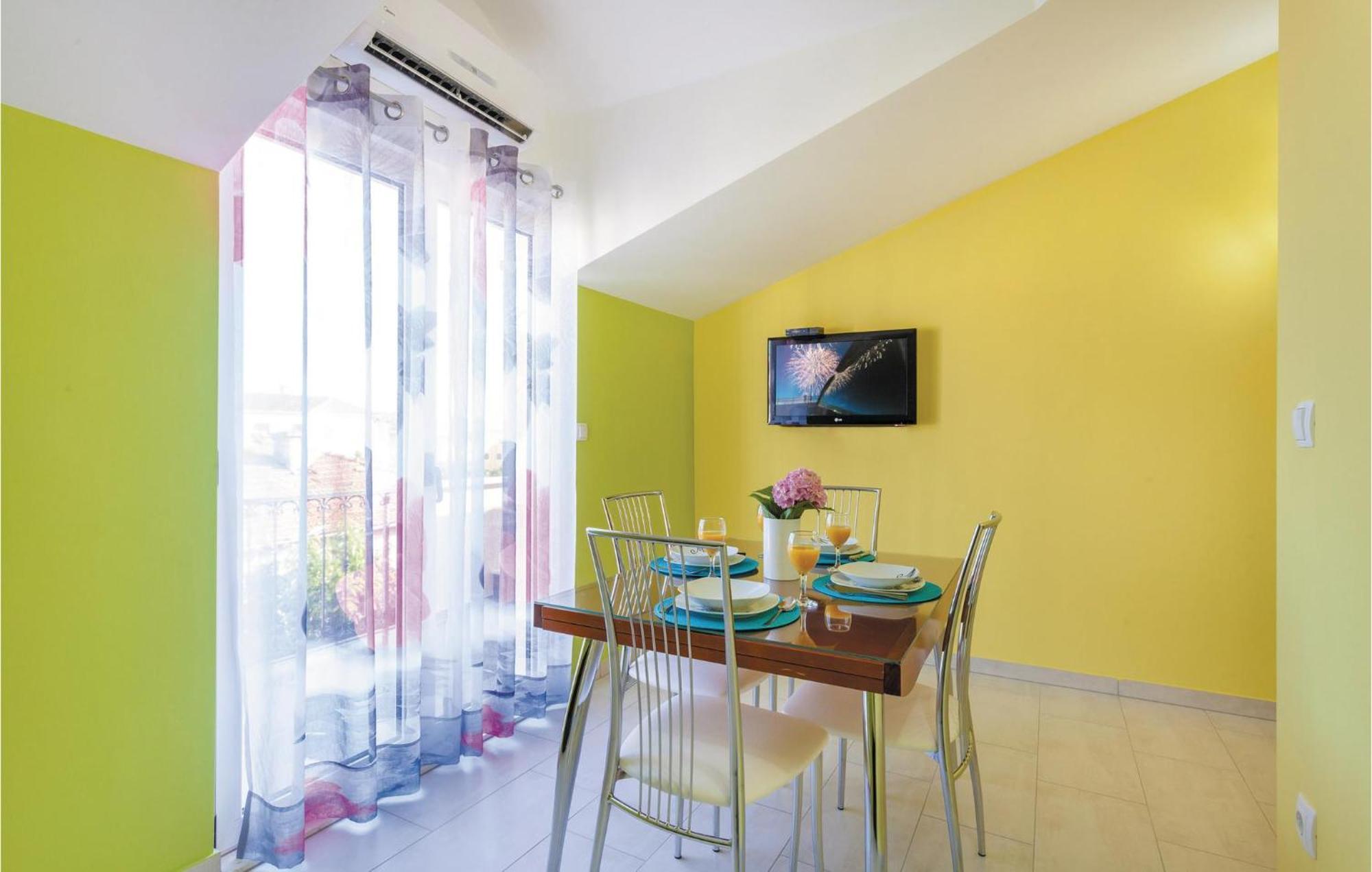 Lovely Apartment In Kastel Stafilic With Jacuzzi Kaštela Екстериор снимка